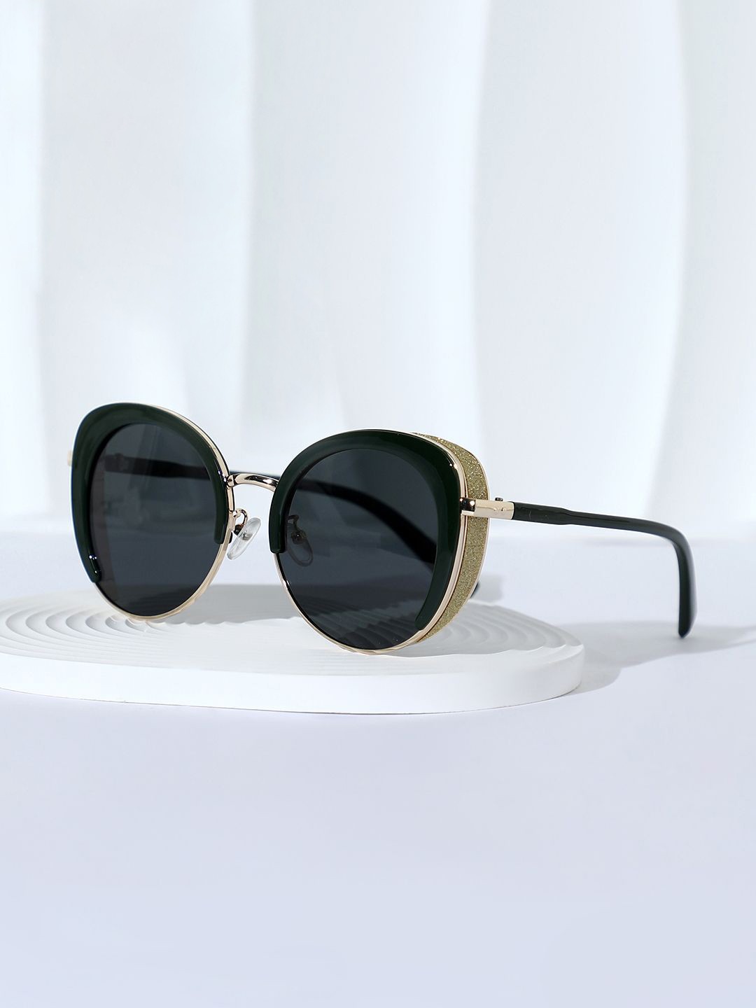

HAUTE SAUCE by Campus Sutra Women Oversized Sunglasses with Polarised Lens AW24_HSSG2630, Black