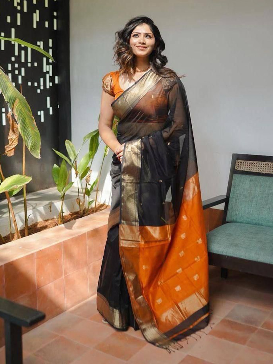 

Marziyaa Floral Zari Silk Cotton Banarasi Saree, Black