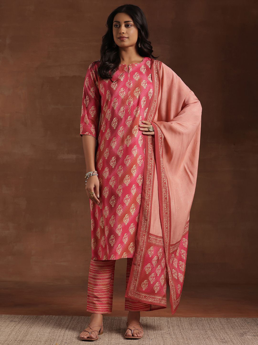 

Libas Floral Printed Notch Neck Regular Straight Kurta with Trousers & Dupatta, Pink