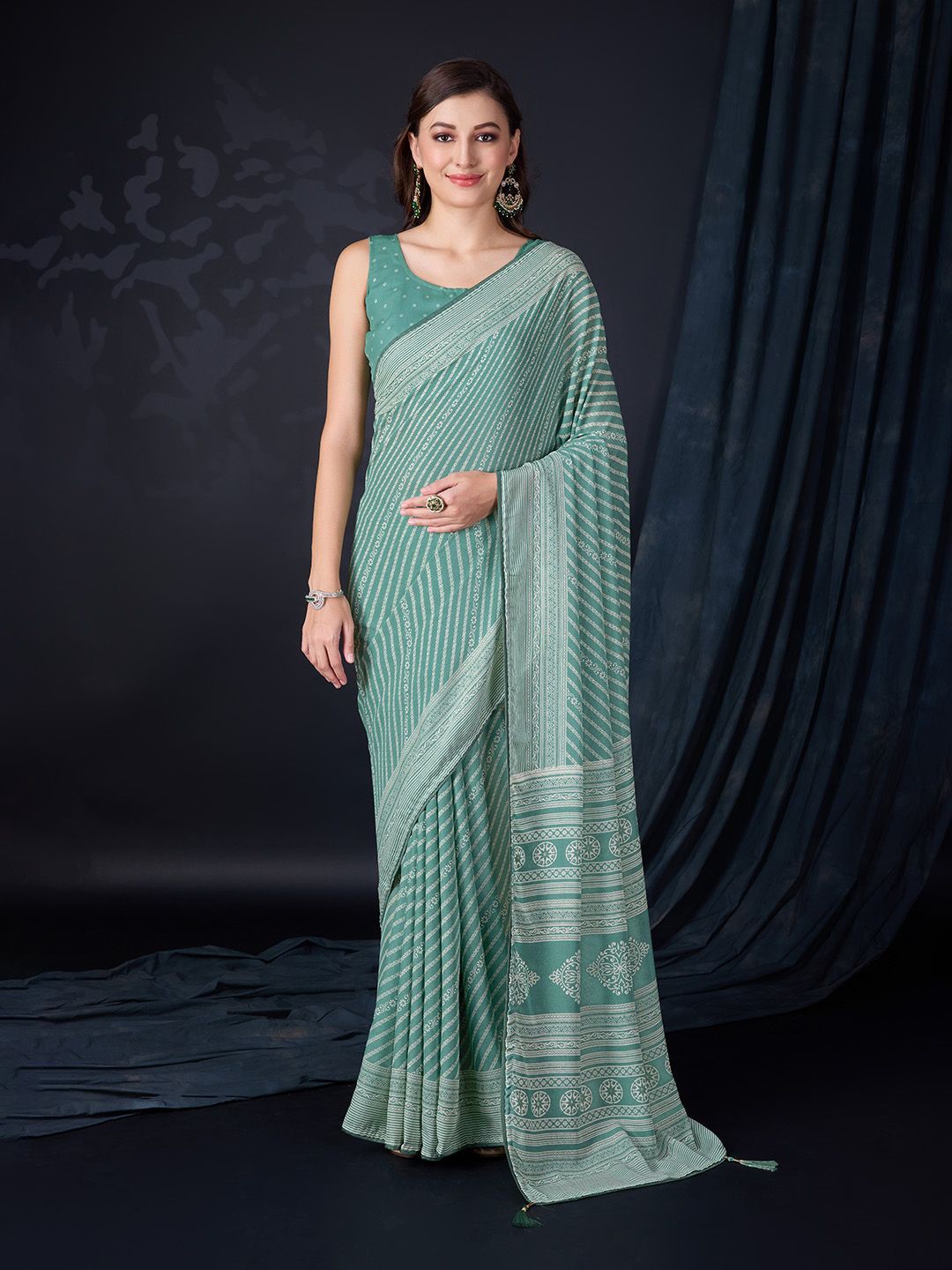 

Ishin Ethnic Motifs Saree, Green