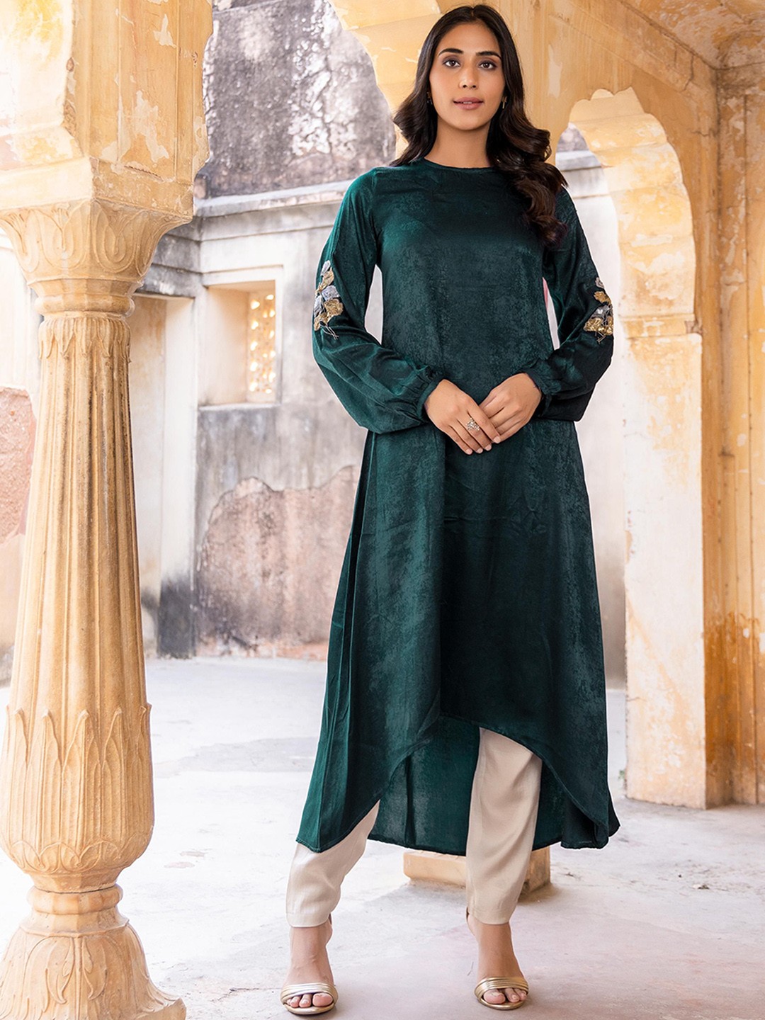 

Ragavi Floral Embroidered Puffed Sleeves Thread Work Velvet Kurta With Trouser, Green