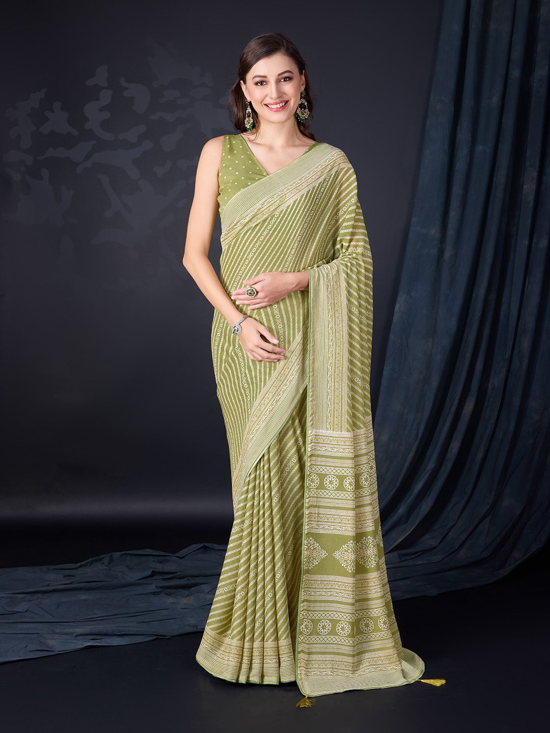 

Ishin Striped Printed Saree, Green