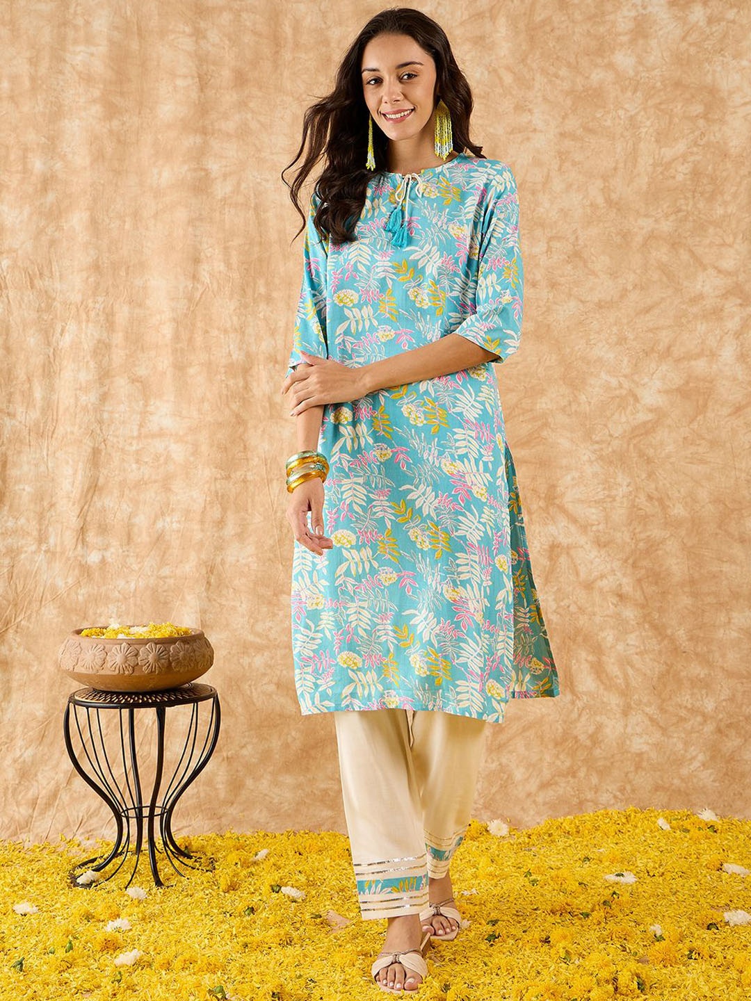 

Indo Era Floral Printed Straight Kurta with Trousers, Blue