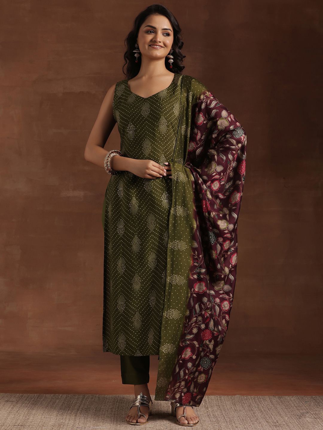 

Libas Bandhani Printed V-Neck Straight Kurta with Trousers & Dupatta, Green