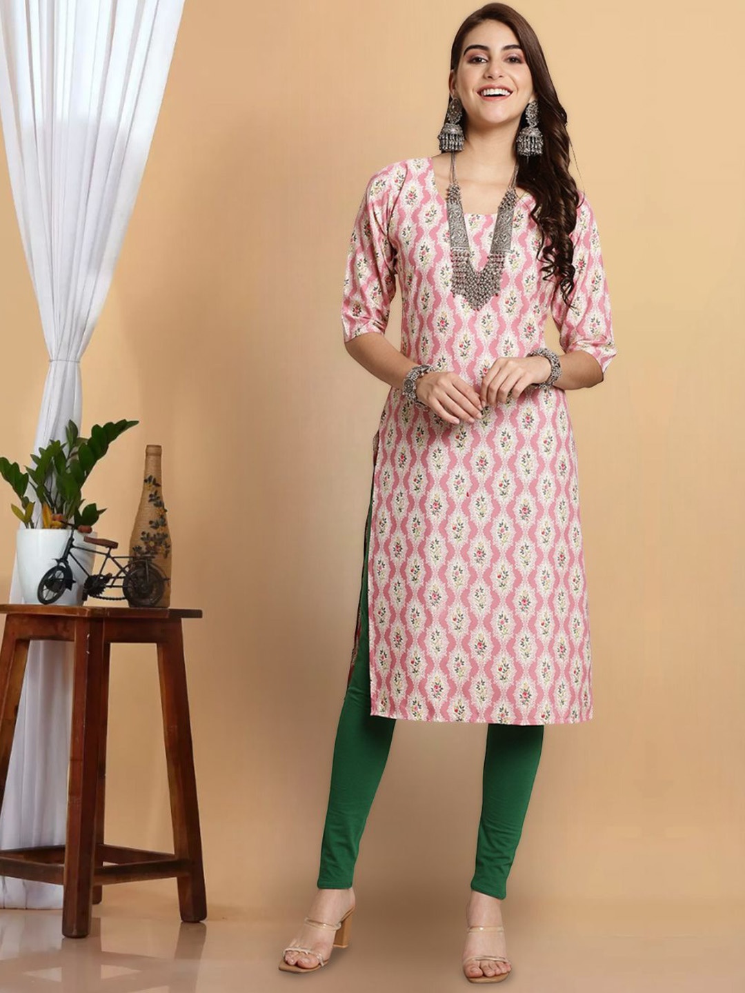 

7Threads Floral Printed Round Neck Straight Kurta, Pink