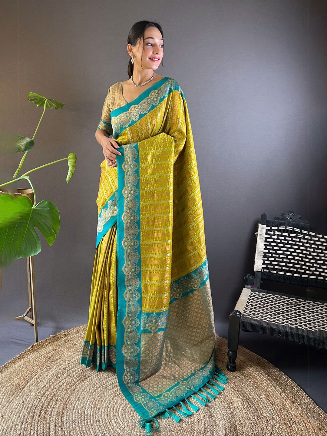 

MySilkLove Woven Design Zari Banarasi Saree, Green