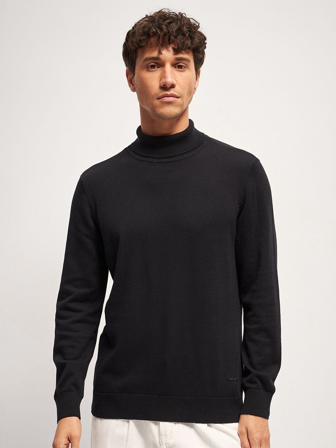 

THE BEAR HOUSE Men Solid Regular Fit Turtle Neck T Shirt, Black