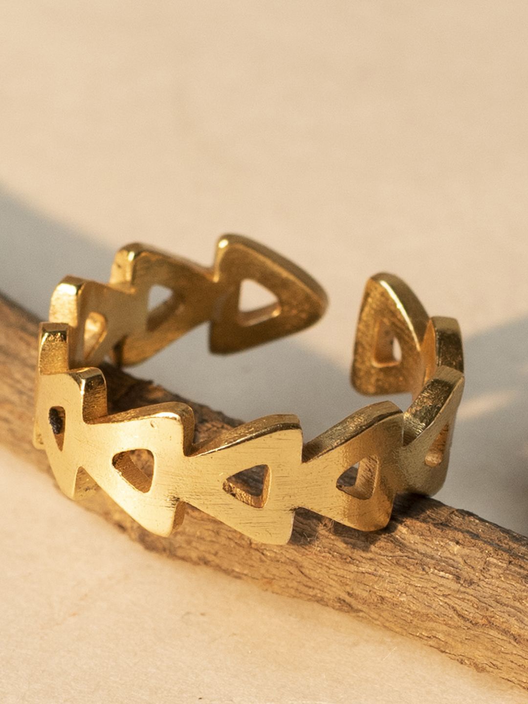 

XPNSV Gold-Plated Triangle Design Finger Ring