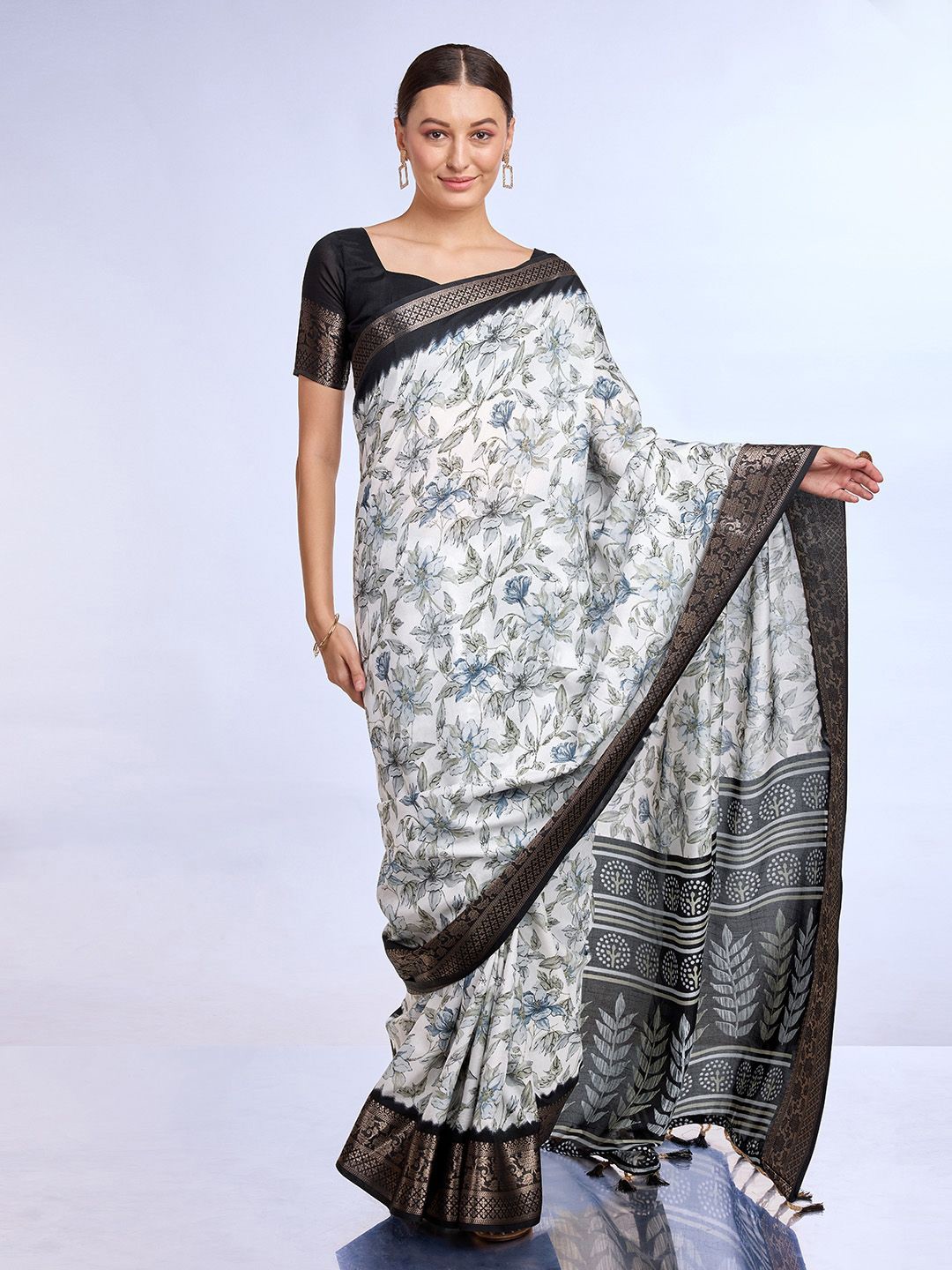 

Ishin Floral Printed Saree, White