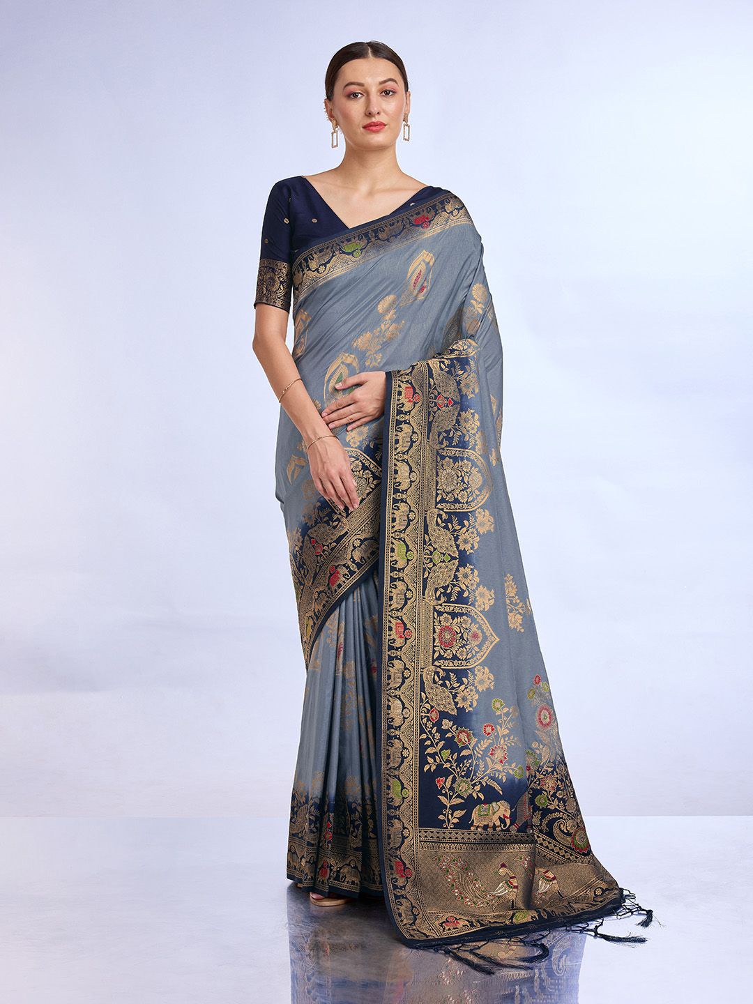 

Ishin Ethnic Motifs Saree, Grey