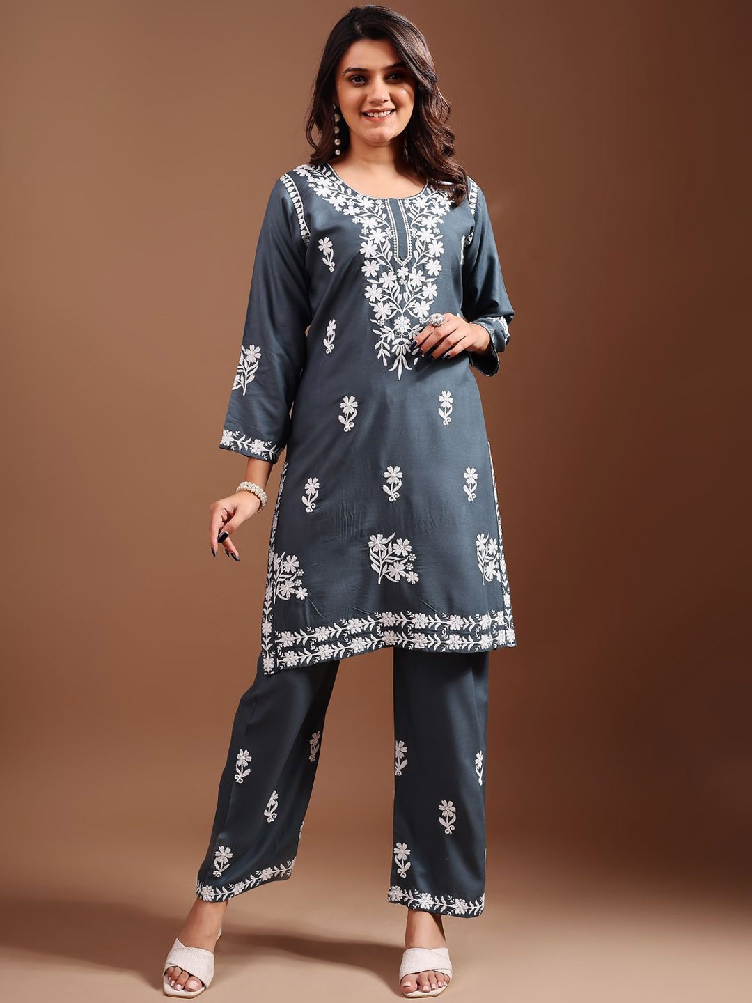 

GORGONE Floral Embroidered Thread Work Straight Kurta With Palazzos, Grey