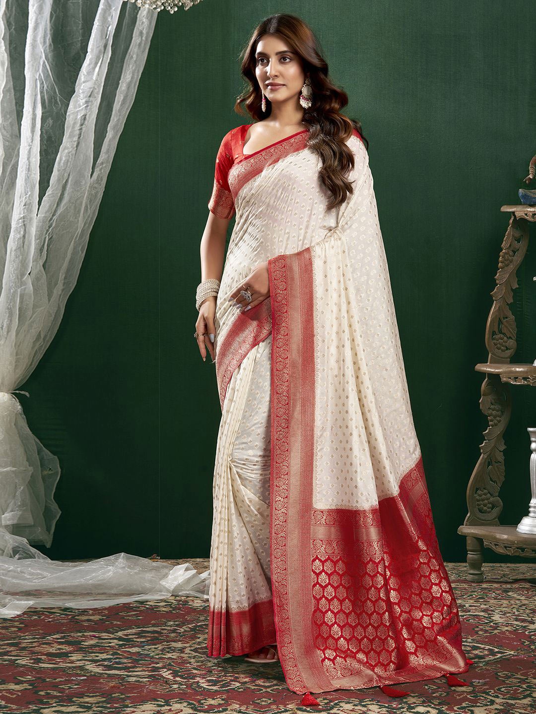 

Satrani Women Woven DesignPure Georgette Banarasi Saree With Zari Border, Red