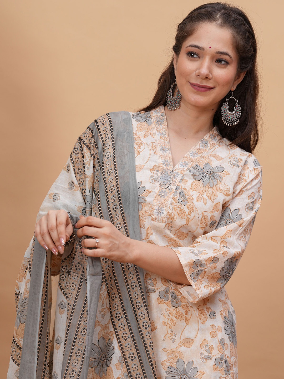 

DORIYA Floral Printed Straight Kurta with Salwar & Dupatta, Cream