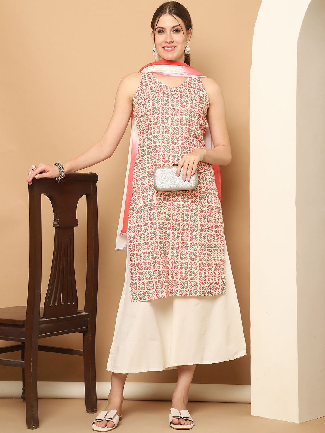 

Jompers Floral V-Neck Sleeveless Straight Kurta With Palazzos & Dupatta, Red