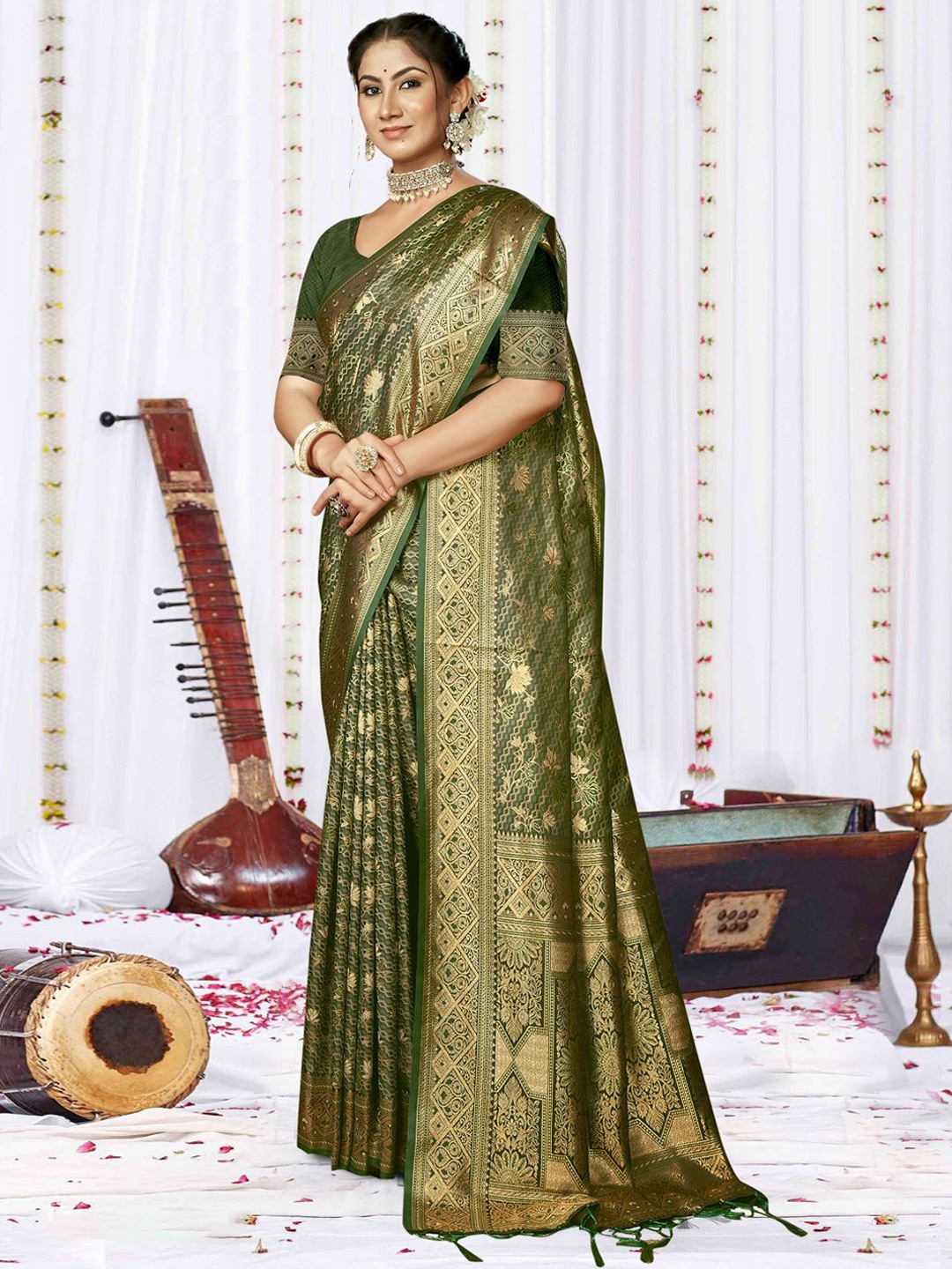 

Exclusiva Woven Design Zari Satin Saree, Green