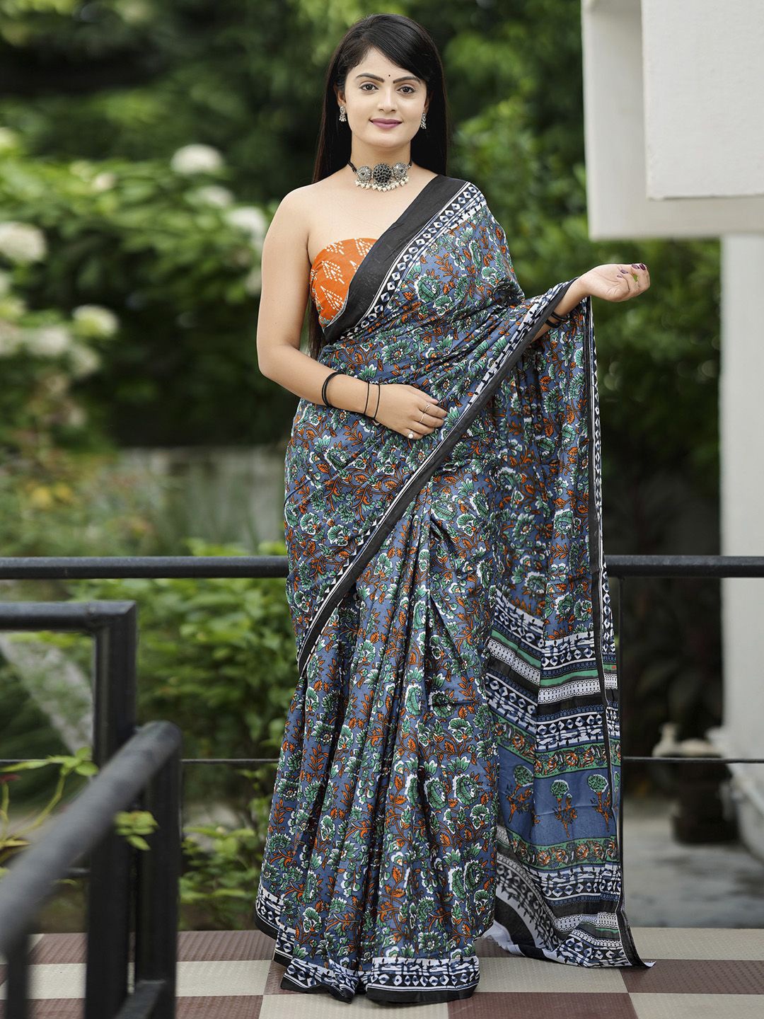 

KALINI Floral printed Bagru Saree with blouse piece, Grey