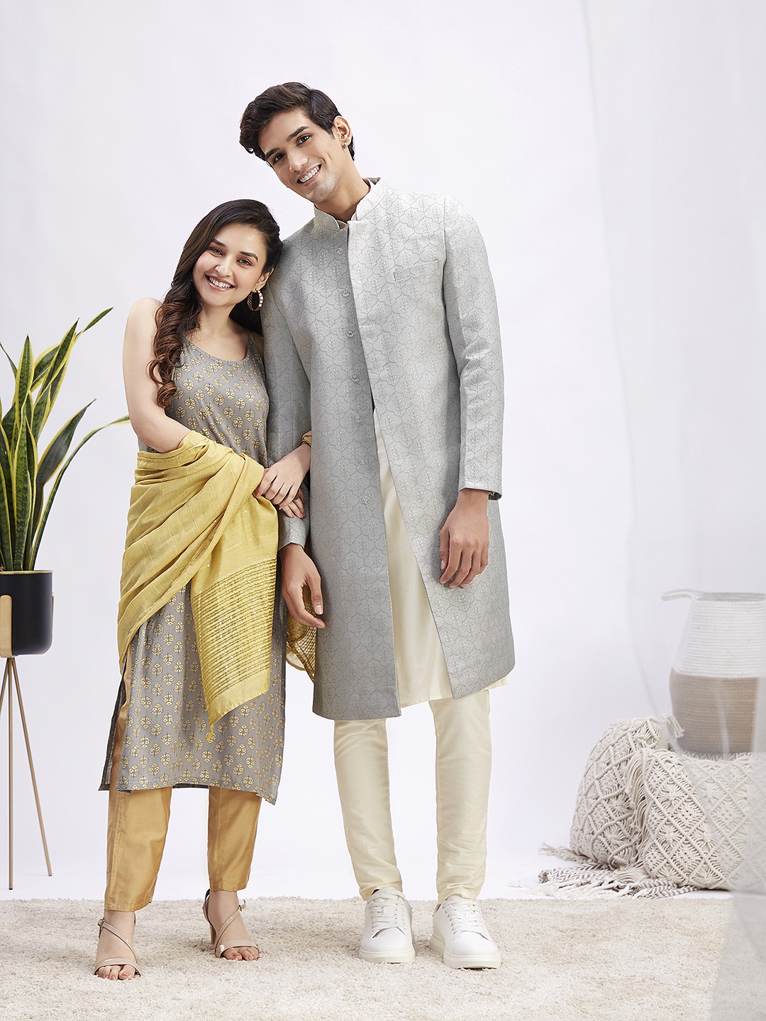 

VASTRAMAY Self-Design Sherwani Set, Grey