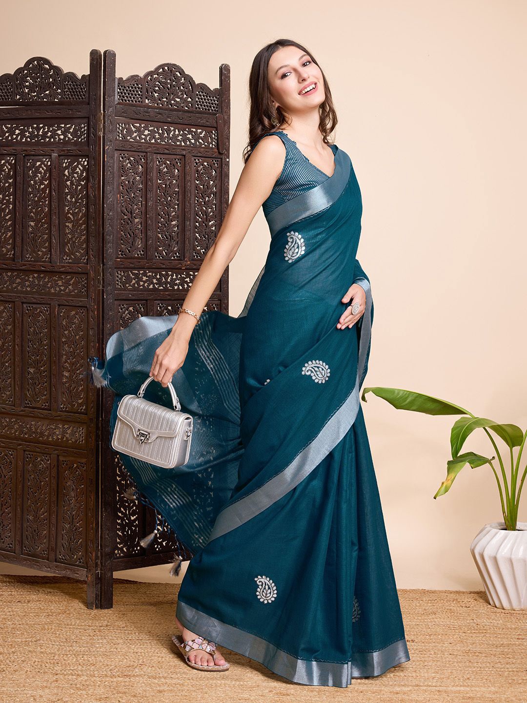 

Ishin Embroidered Floral Saree, Teal