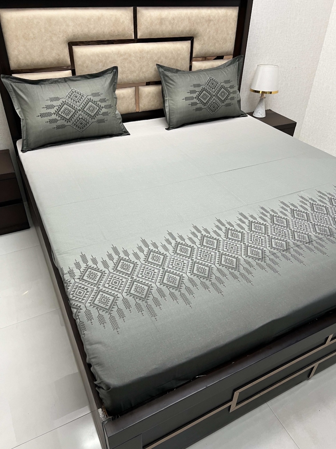 

Pure Decor Green & Black Ethnic Motifs 300 TC King Bedsheet with 2 Pillow Covers