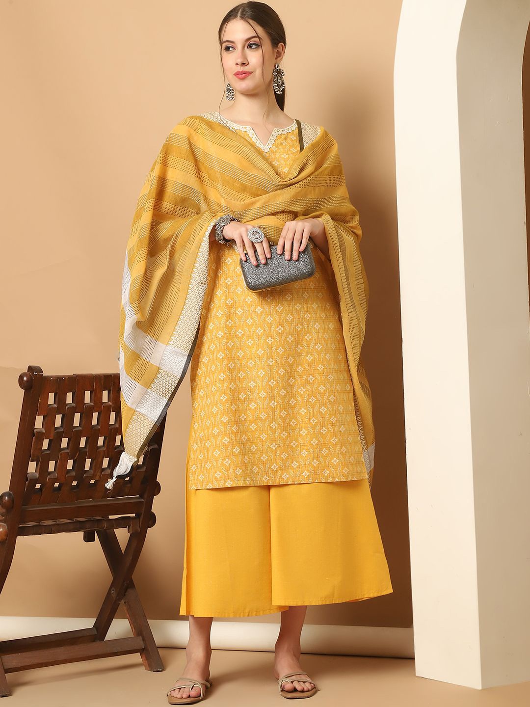 

Jompers Floral Printed Notch Neck Straight Kurta With Palazzos & Dupatta, Yellow
