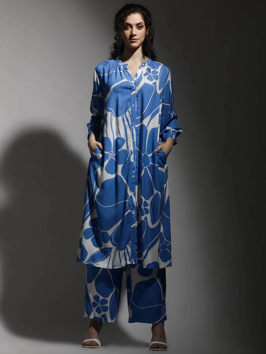 

Dora Dori Floral Printed Mandarin Collar Relaxed Fit A-Line Kurta With Palazzos, Blue