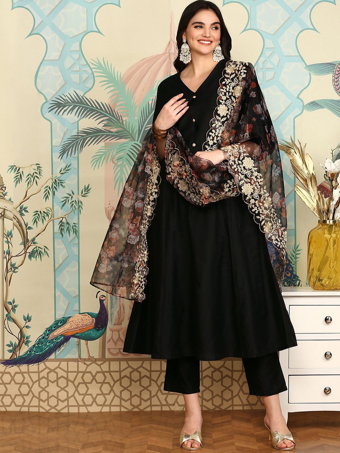 

Ishin V-Neck A-Line Kurta With Trousers & Dupatta, Black