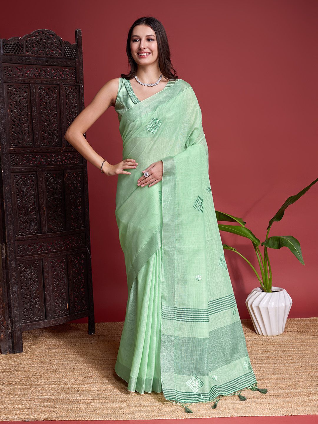 

Ishin Ethnic Motifs Embroidered Mirror Work Saree, Green