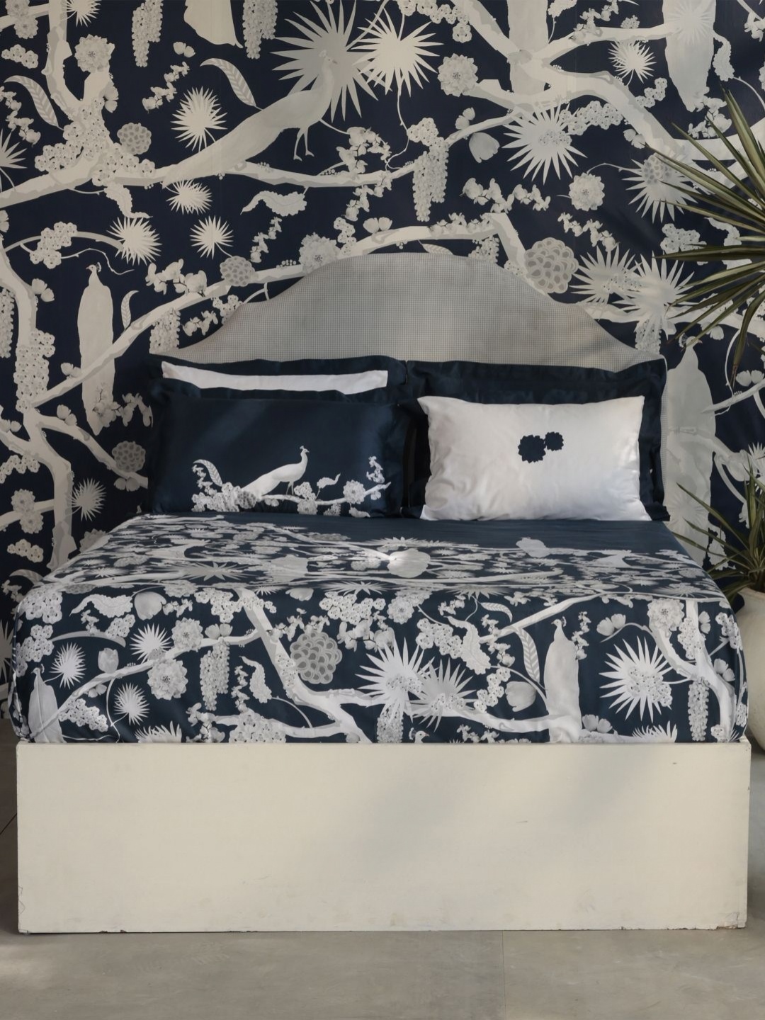 

MYTRIDENT Navy Blue & White 400 TC King Bedsheet with 4 Pillow Covers