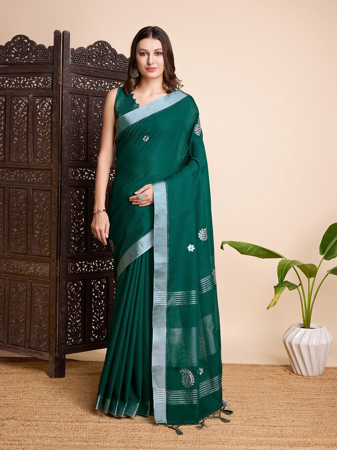

Ishin Ethnic Motifs Zari Embroidered Saree, Green