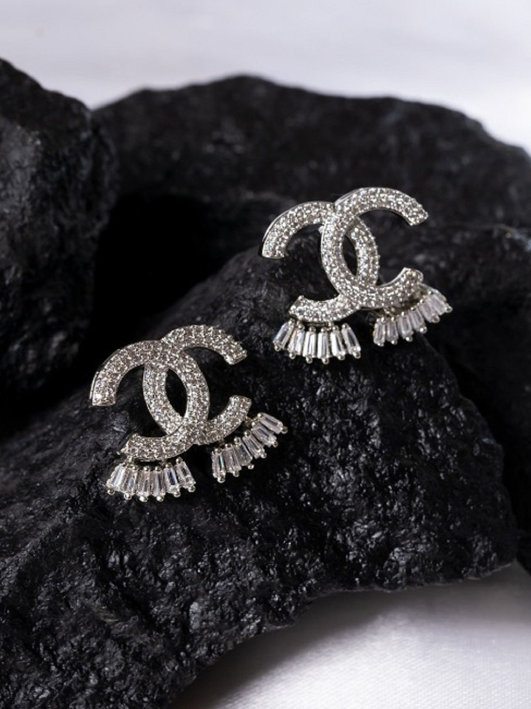 

PUTSTYLE Exquisite Silver-Plated American Diamond Studded Classic Studs
