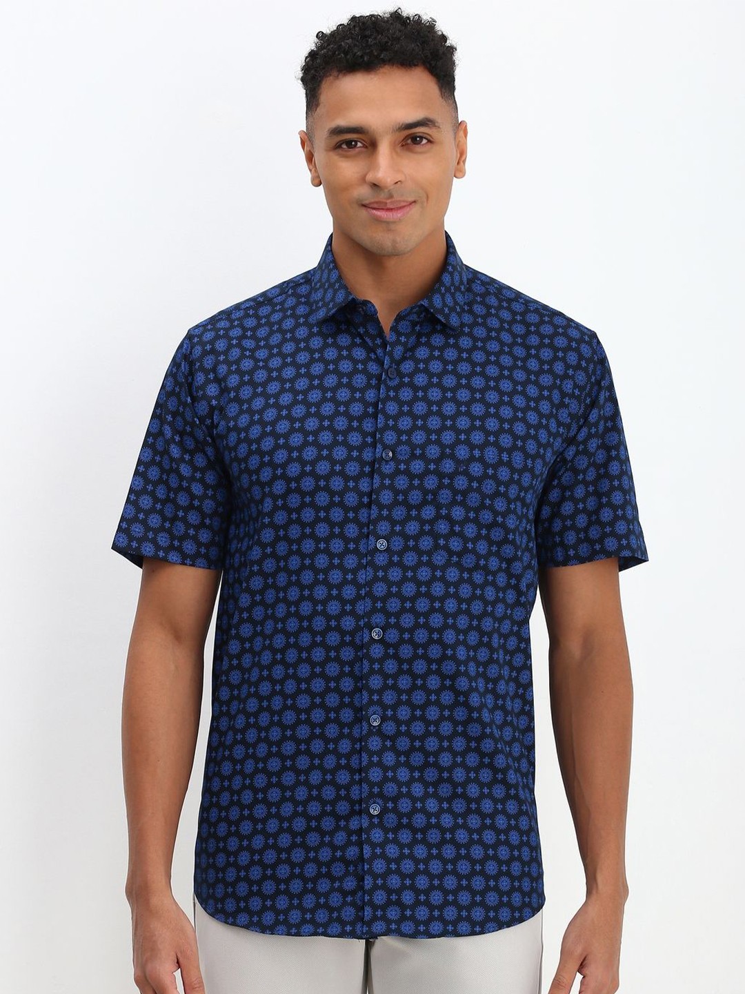 

Allen Solly Men Spread Collar Geometric Printed Cotton Slim Fit Casual Shirt, Navy blue