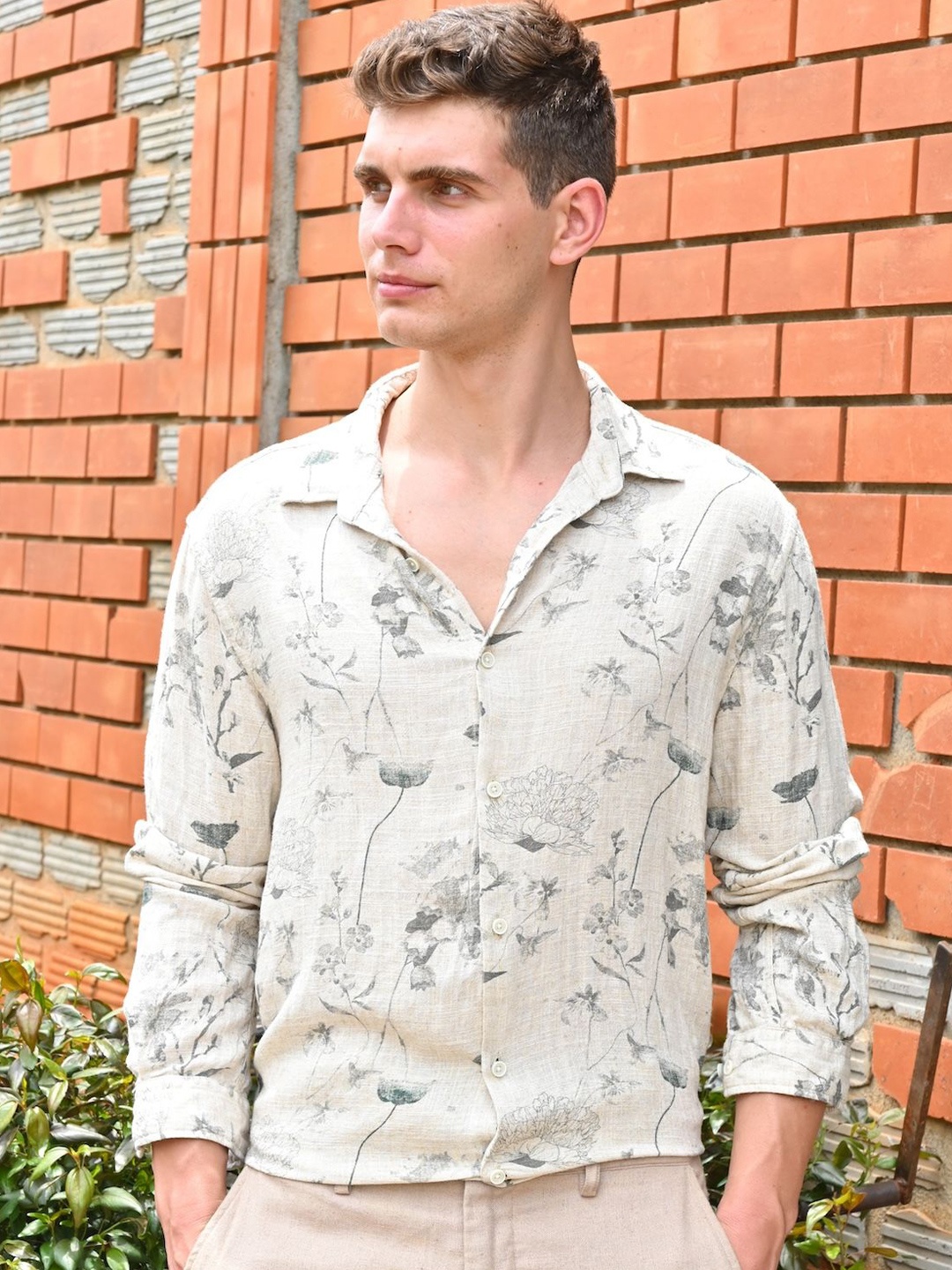 

POE Men Smart Spread Collar Floral Printed Linen Blend Slim Fit Casual Shirt, Beige