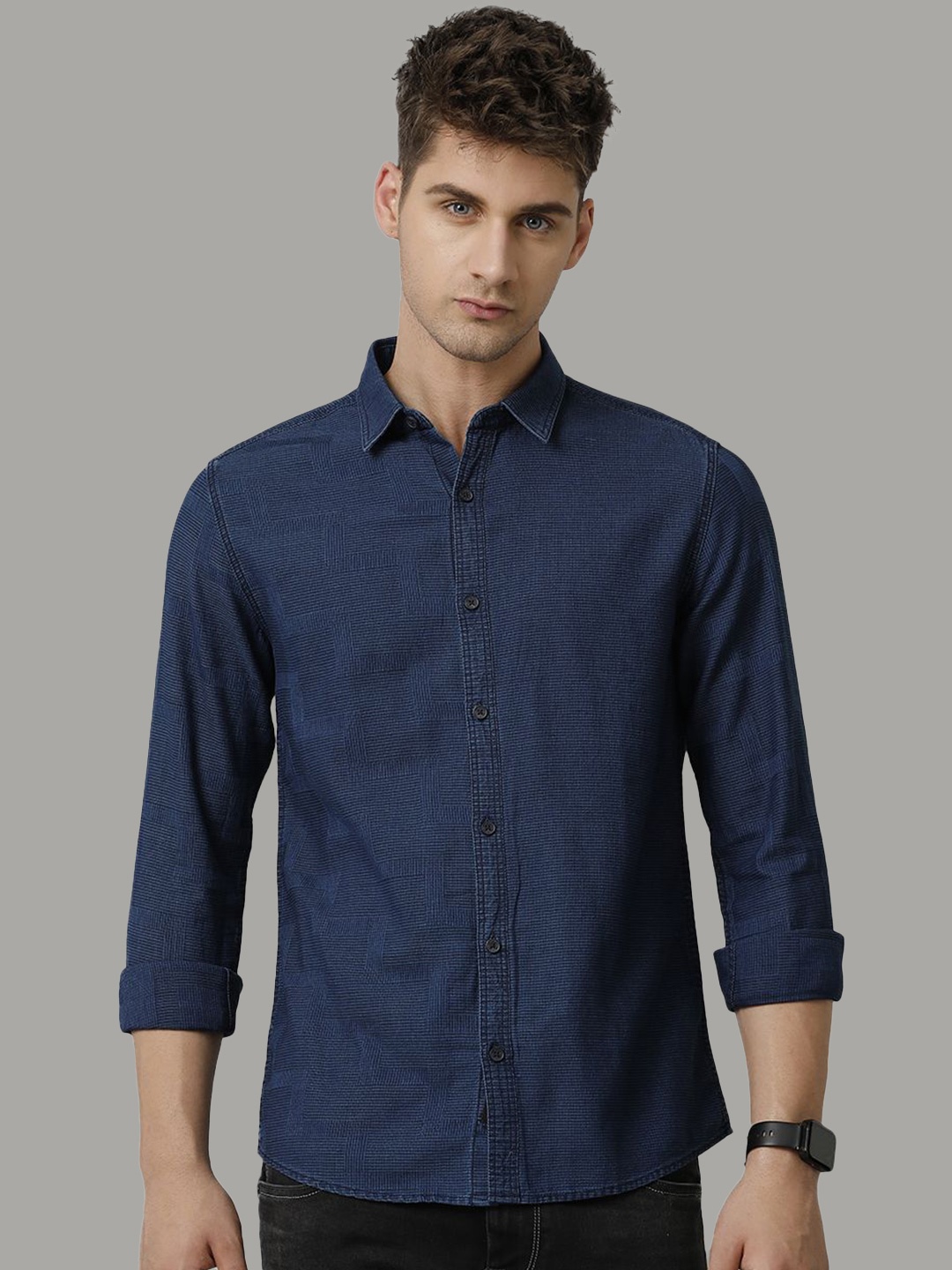 

Voi Jeans Men Spread Collar Solid Cotton Slim Fit Casual Shirt, Navy blue