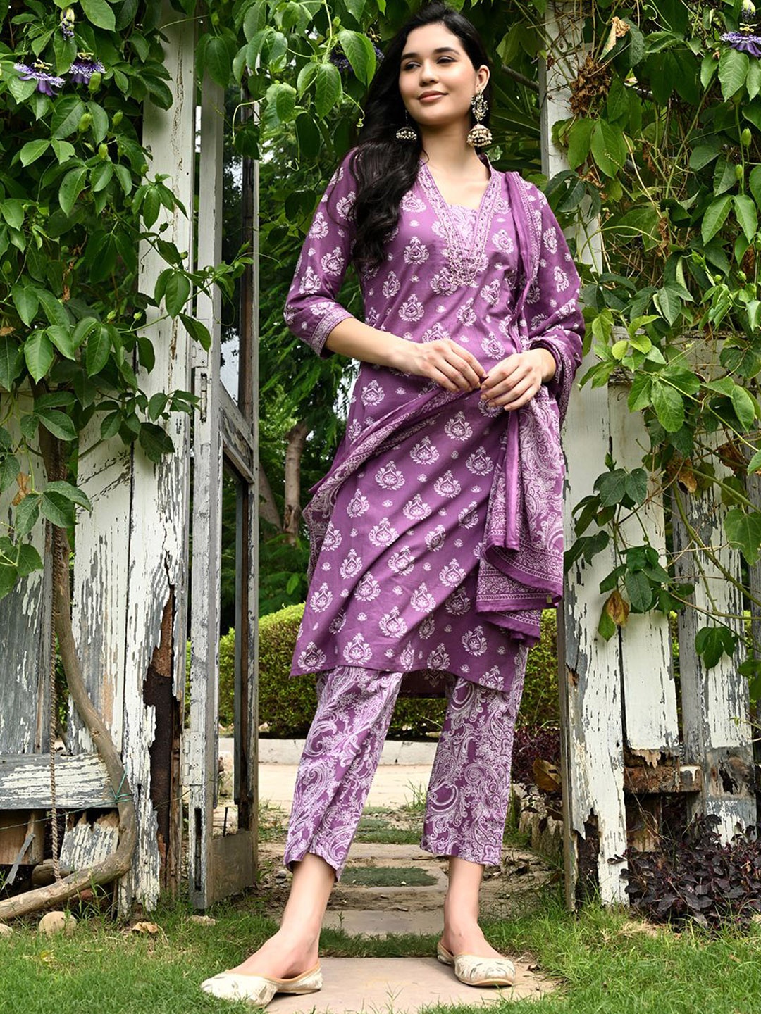 

DECKEDUP Floral Printed Pure Cotton Straight Kurta With Trouser & Dupatta, Purple