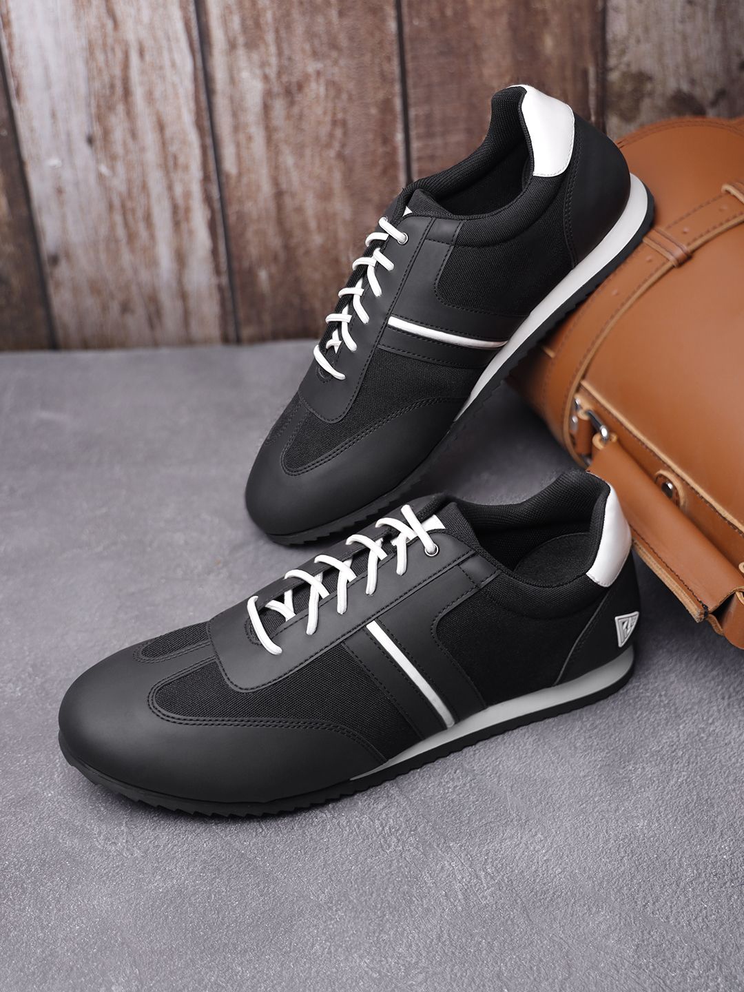 

LOUIS STITCH Men Leatherette Casual Cushioned Sneakers, Black