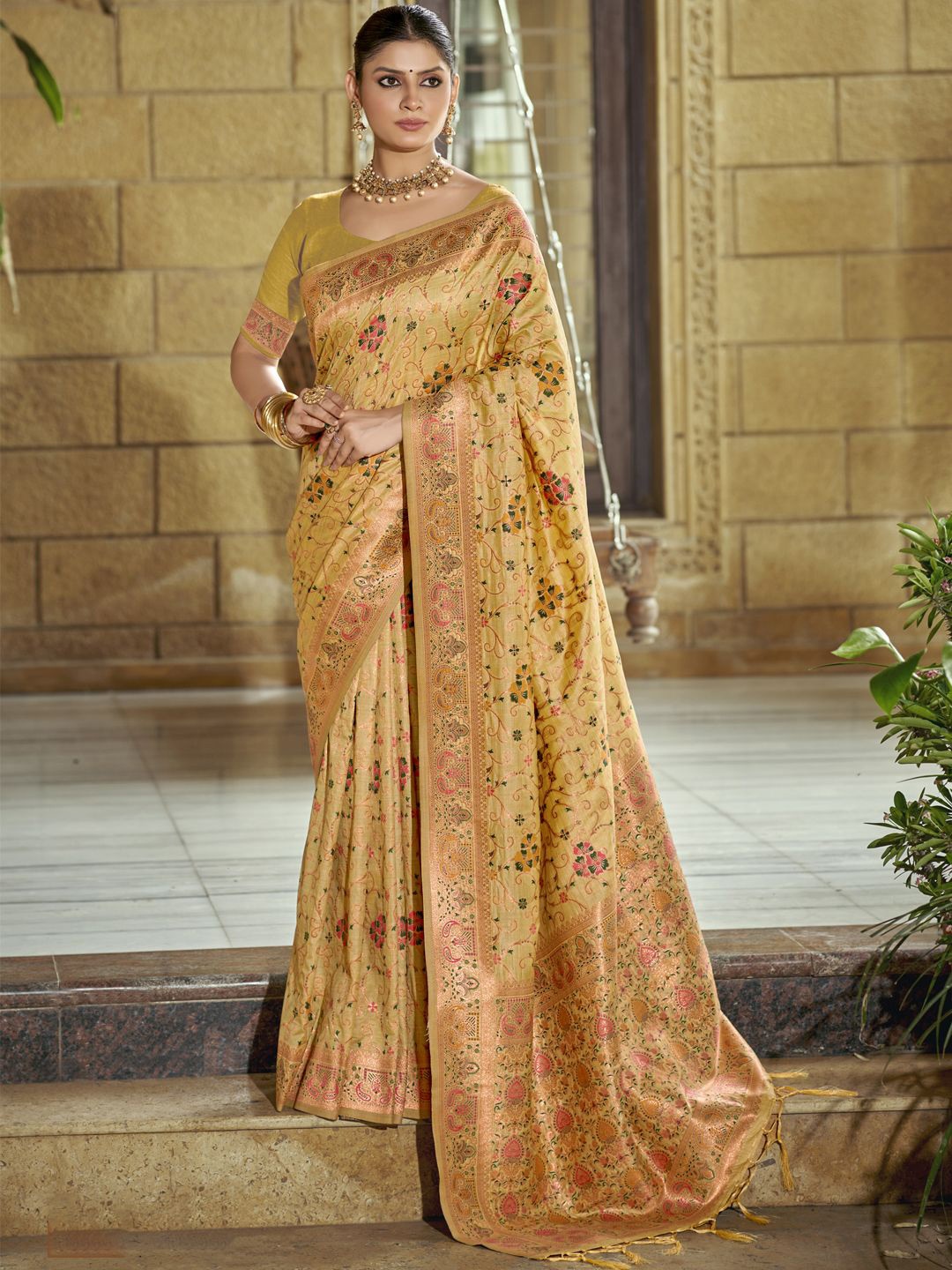 

Exclusiva Floral Zari Saree, Gold