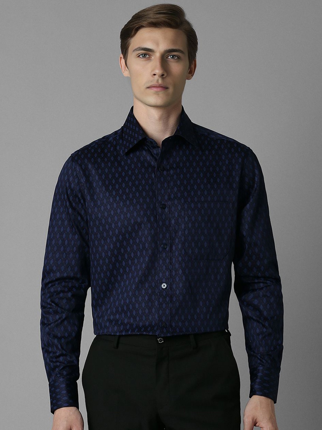 

Louis Philippe Men Classic Spread Collar Geometric Printed Cotton Formal Shirt, Navy blue