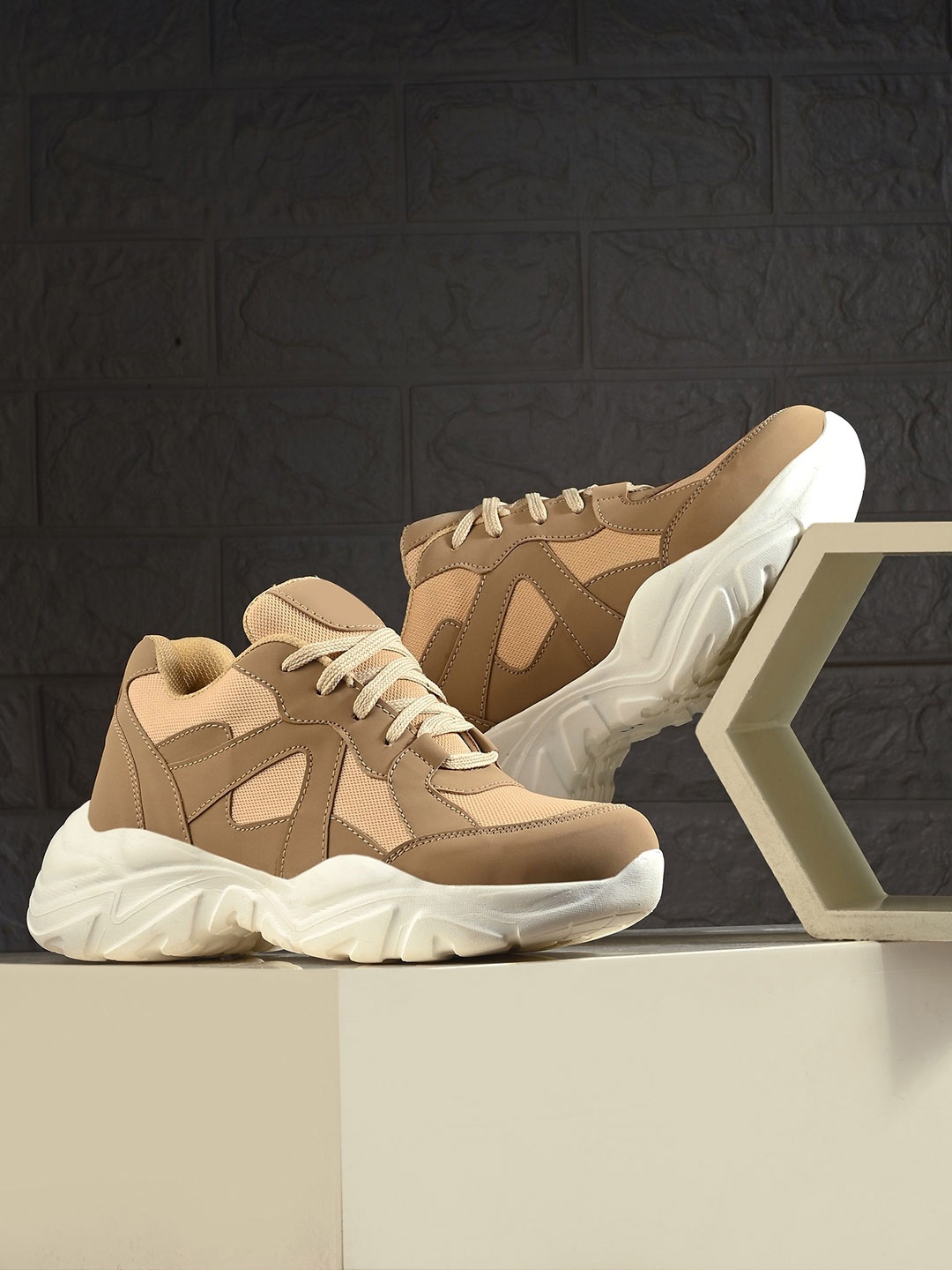 

The Roadster Lifestyle Co Women Lightweight Casual Sneakers, Brown