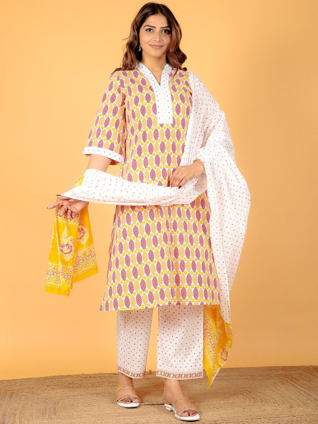 

Aramya Women Geometric Printed Patchwork Kurta, Pink