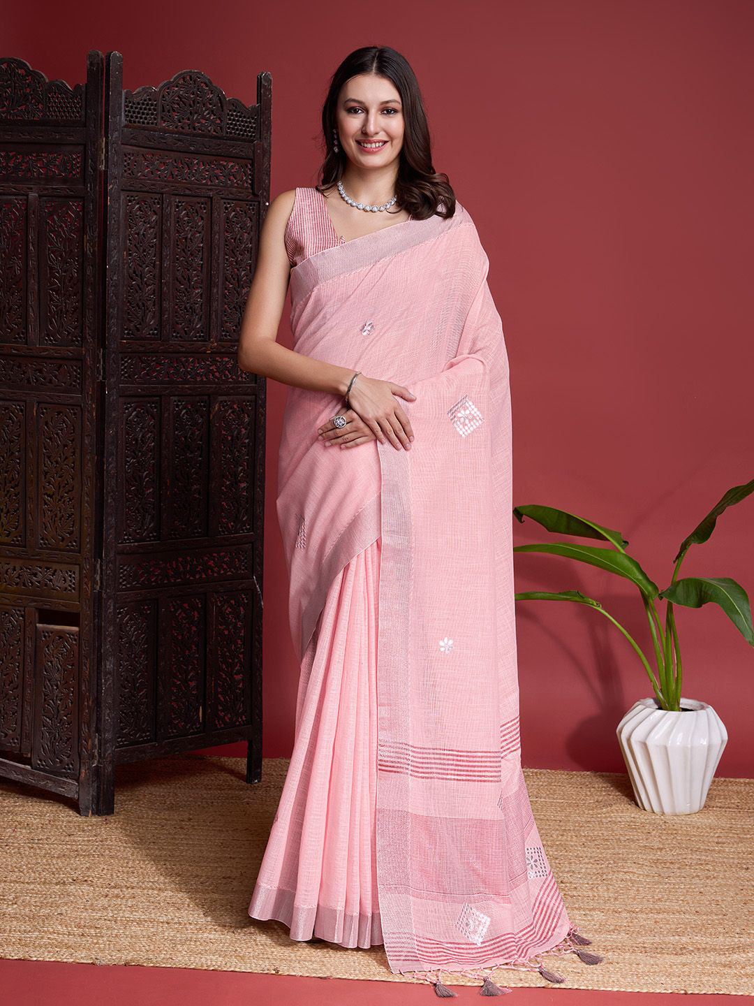 

Ishin Floral Printed Saree, Peach