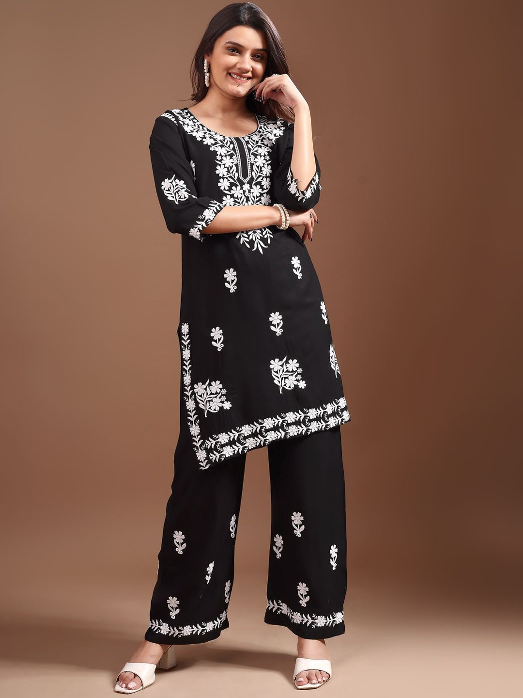 

GORGONE Floral Embroidered Thread Work Straight Kurta With Palazzos, Black