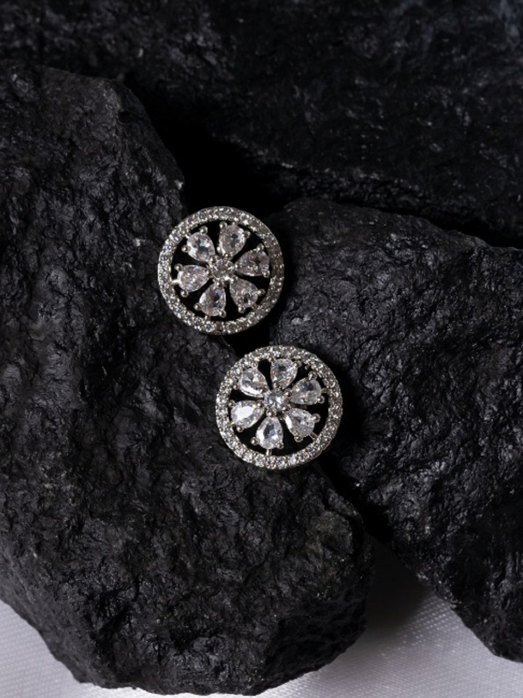 

PUTSTYLE Silver-Plated American Diamond Studded Classic Studs