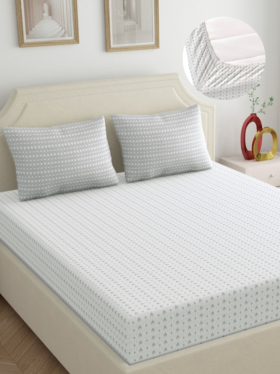 

Dreamscape White & Grey Geometric Pure Cotton King Bedsheet With 2 Pillow Covers