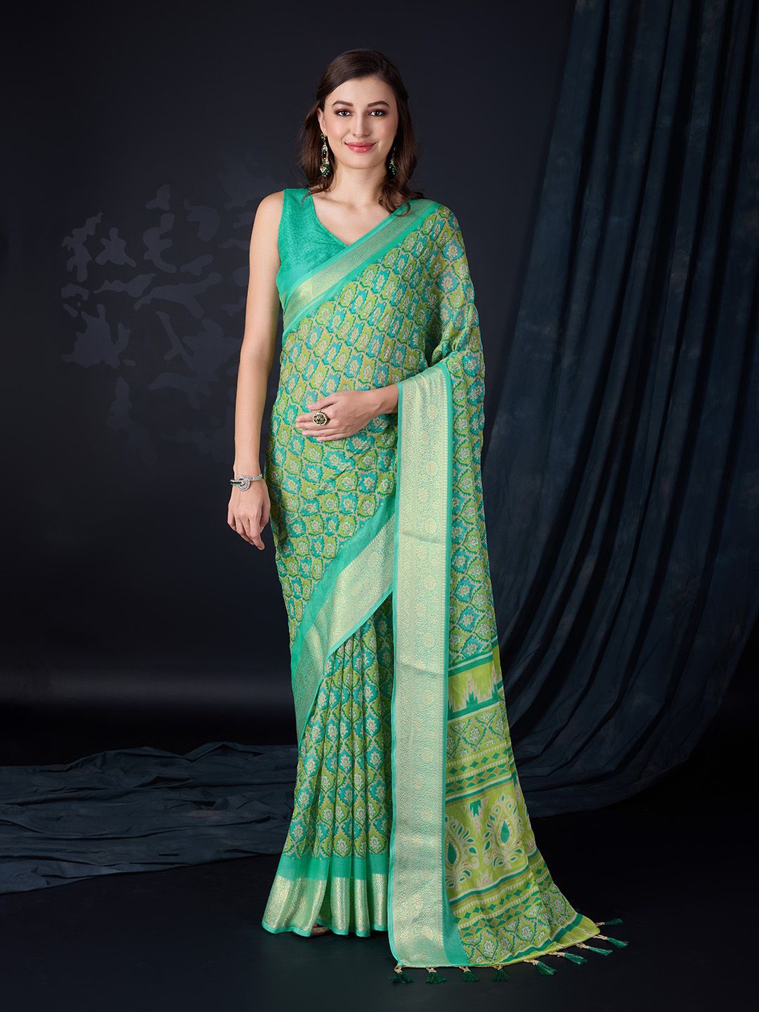 

Ishin printed Ethnic Motifs Saree with blouse piece, Teal