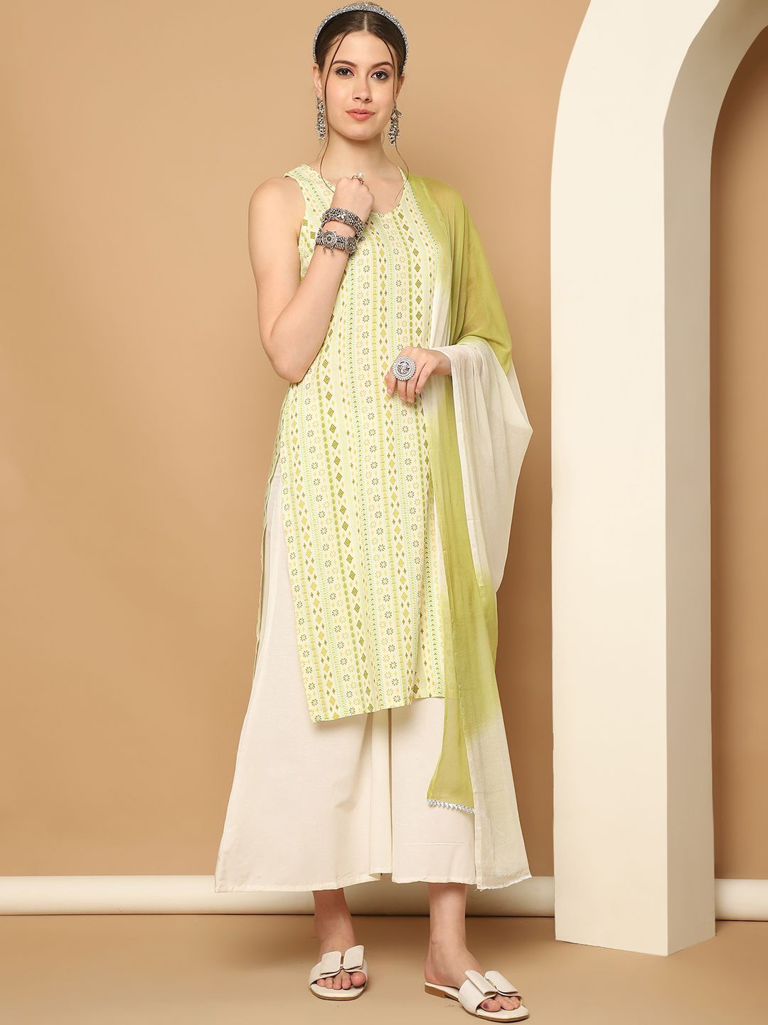 

Jompers Floral Printed V-Neck Straight Kurta With Palazzos & Dupatta, Green