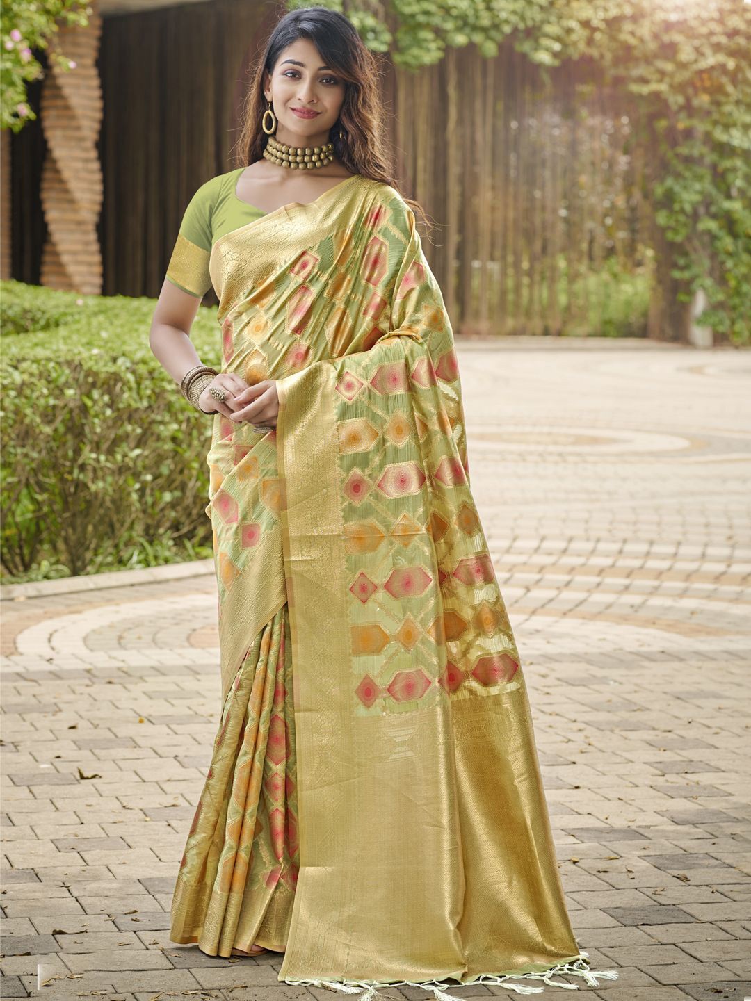 

Exclusiva Woven Design Organza Saree wth Zari Border, Green