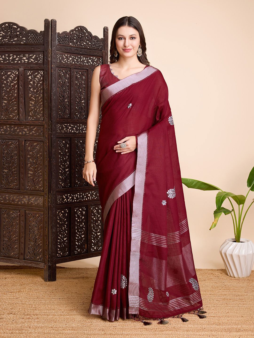 

Ishin Ethnic Motifs Embroidered Zari Saree, Maroon