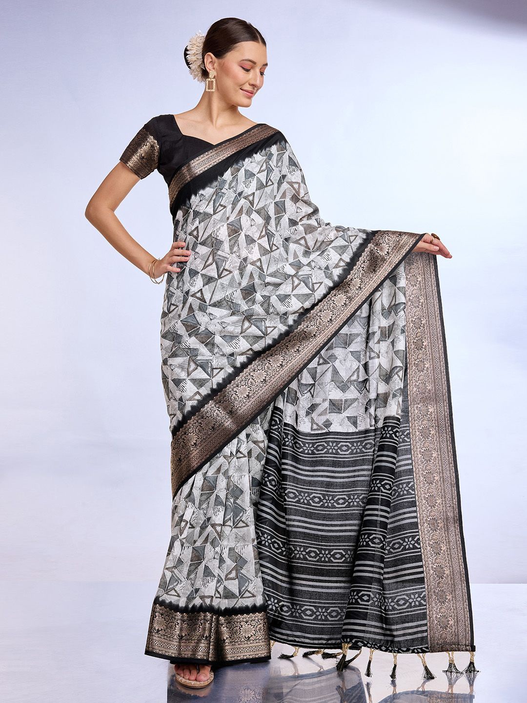 

Ishin printed geometric design with blouse piece, White