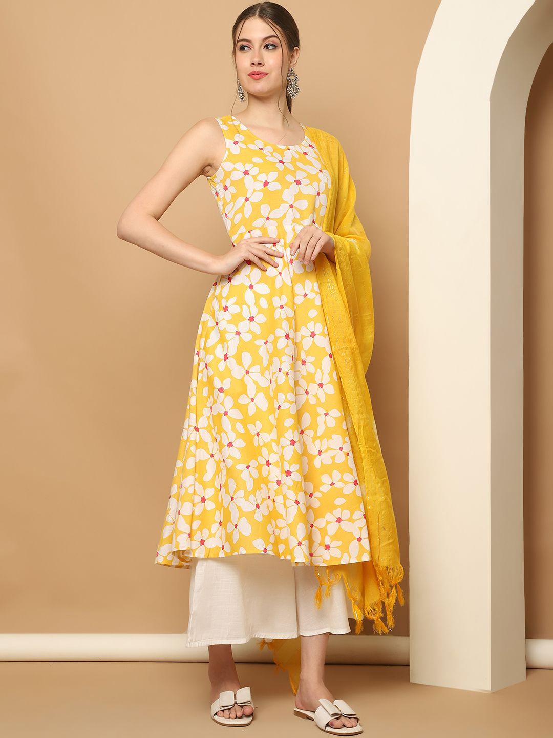 

Jompers Floral Printed Round Neck Sleeveless Anarkali Kurta With Palazzos & Dupatta, Yellow