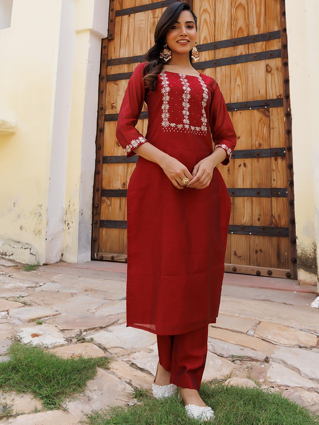 

Ragavi Floral Embroidered Straight Kurta with Trousers, Red